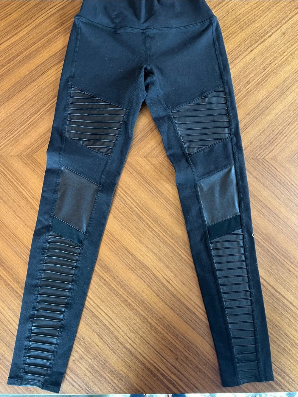 Alo yoga Black Moto Leggings - size medium